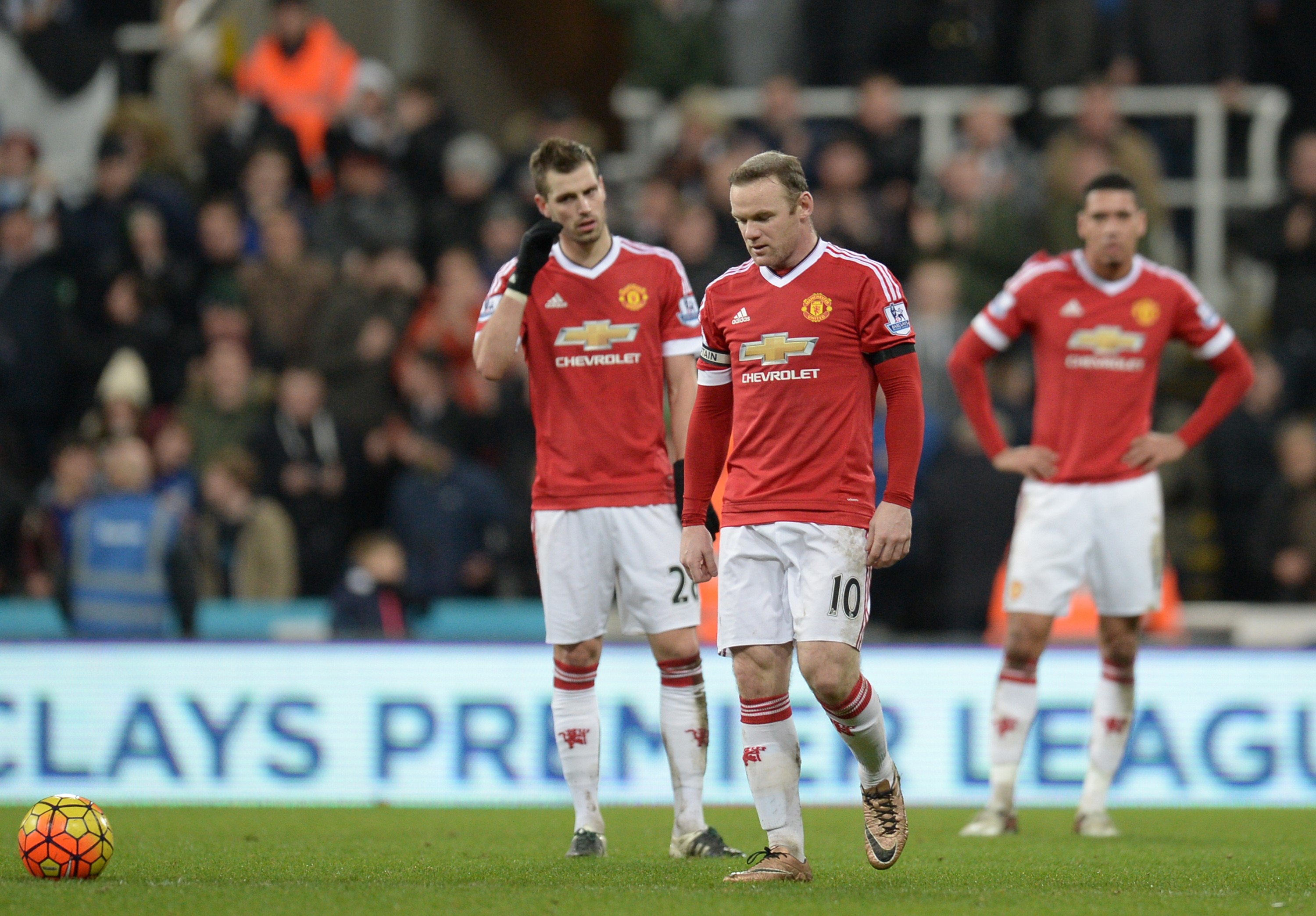Morgan Schneiderlin et Wayne Rooney dépités après l'égalisation de Newcastle contre Manchester United, mardi 12 janvier 2016