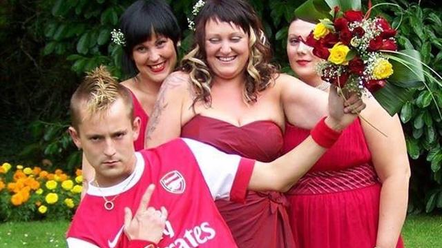 Un Anglais se marie… avec le maillot d’Arsenal