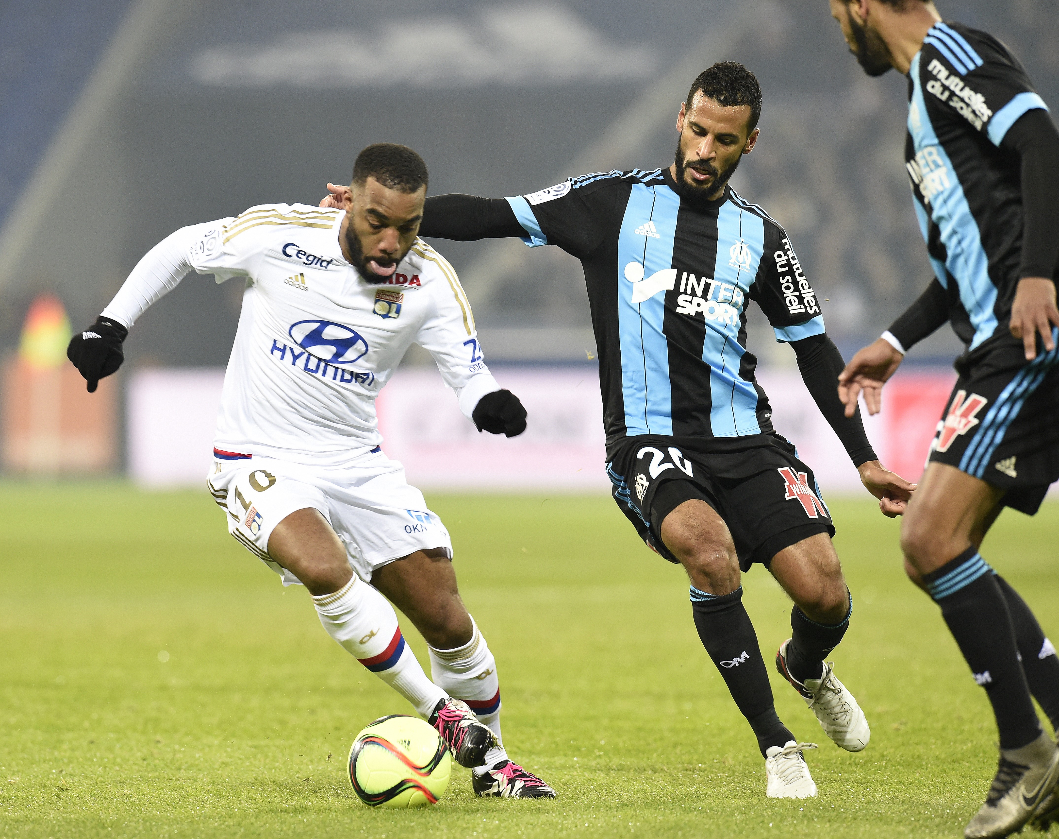Alexandre Lacazette (Lyon) face à Alaixys Romao (Marseille), dimanche 24 janvier 2016
