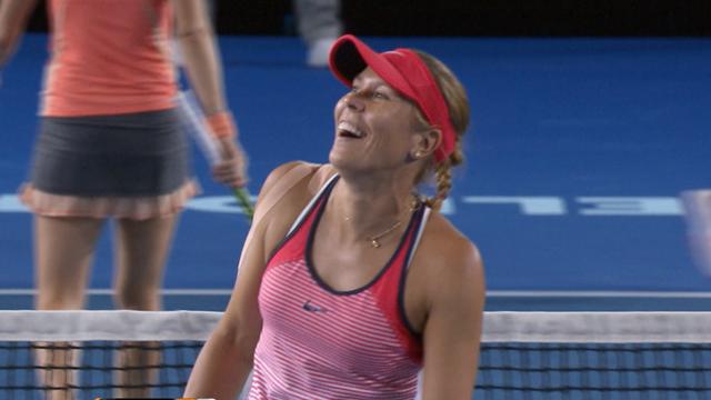Hlavackova allume sa partenaire de double Hradecka en pleine échange Hlavackova allume sa partenaire de double Hradecka en pleine échange