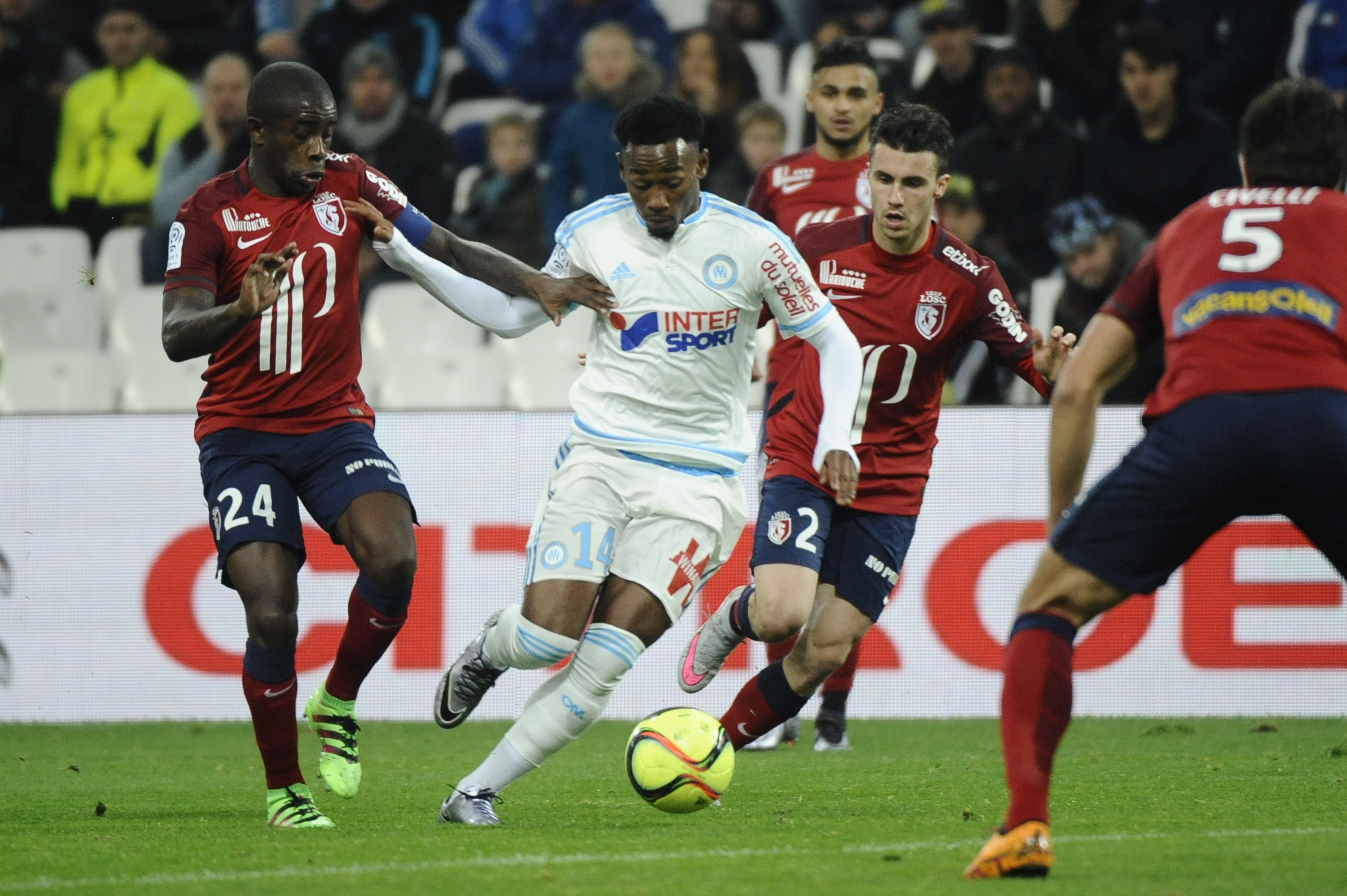 Georges-Kevin Nkoudou (Marseille) au duel avec Rio Mavuba et Sébastien Corchia (Lille), vendredi 29 janvier 2016