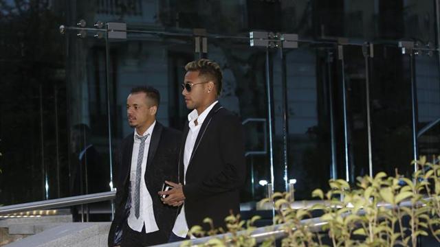 Entendu à Madrid et mis en examen au Brésil... rude journée pour Neymar