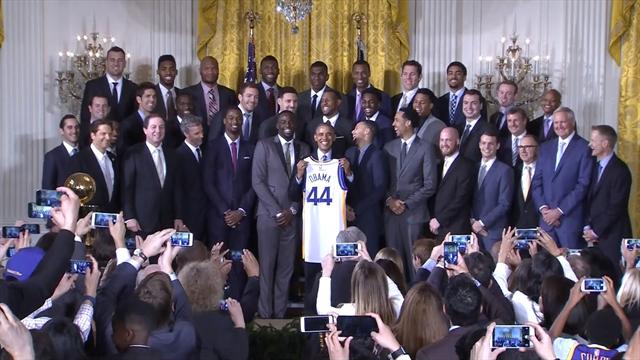 Comme la tradition l'exige, Obama a reçu les Warriors à la Maison Blanche Comme la tradition l'exige, Obama a reçu les Warriors à la Maison Blanche