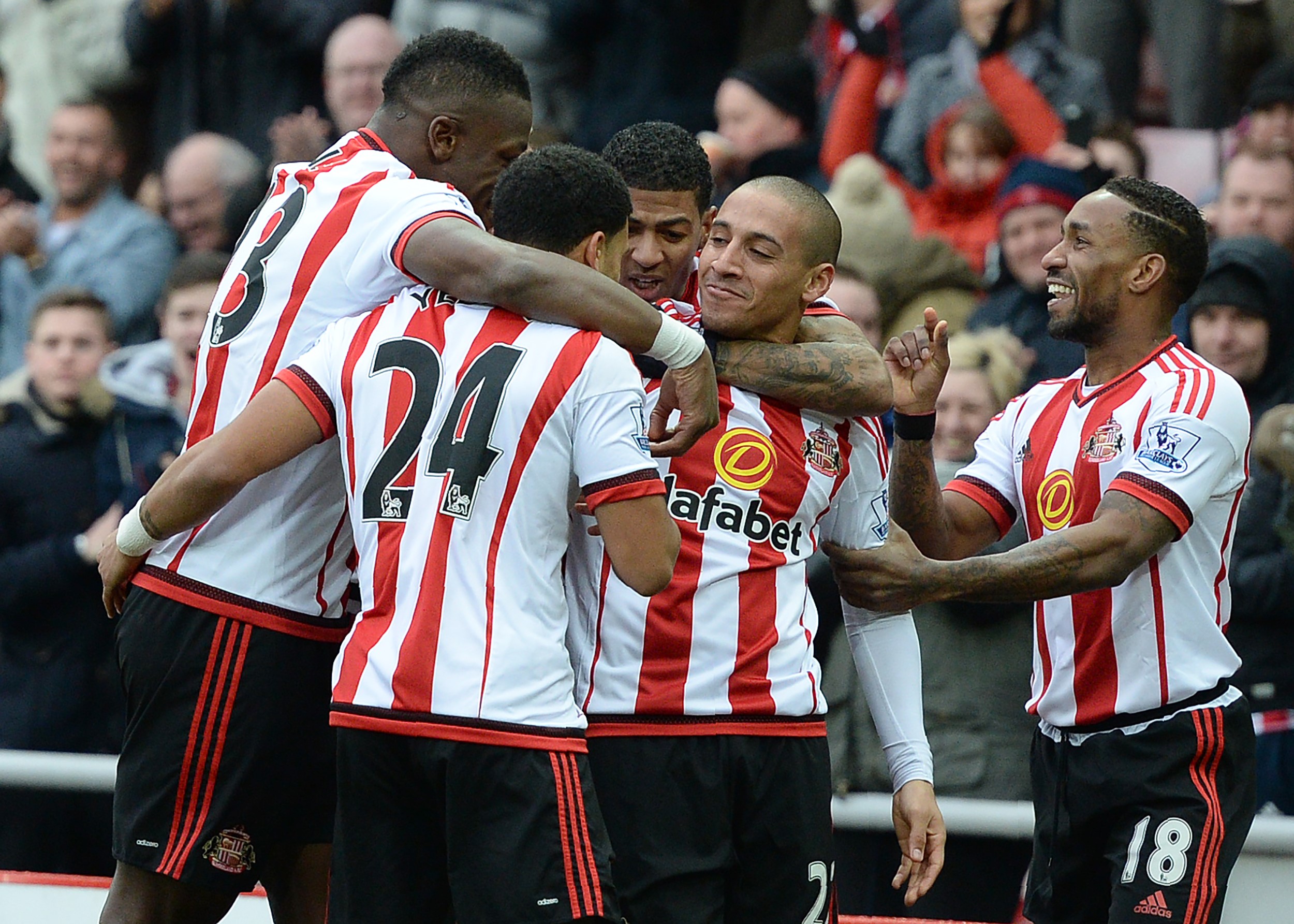 Sunderland's French-born Tunisian midfielder Wahbi Khazri (2R) celebrates scoring his team's first goal