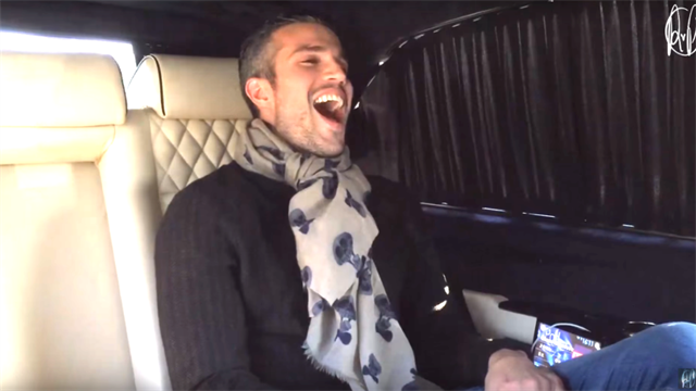 Quand Van Persie chante du R. Kelly dans sa limousine