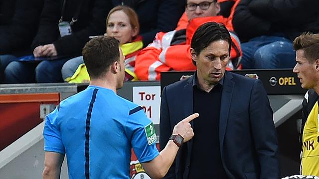 Surréaliste : l'arbitre quitte le terrain, Leverkusen-Dortmund interrompu 10 minutes