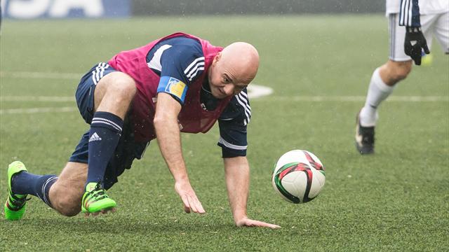 Infantino fait tomber la chemise et débute son mandat par… un match de foot