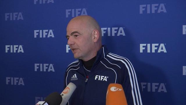 Infantino fait tomber la chemise et débute son mandat par... un match de foot Infantino fait tomber la chemise et débute son mandat par... un match de foot