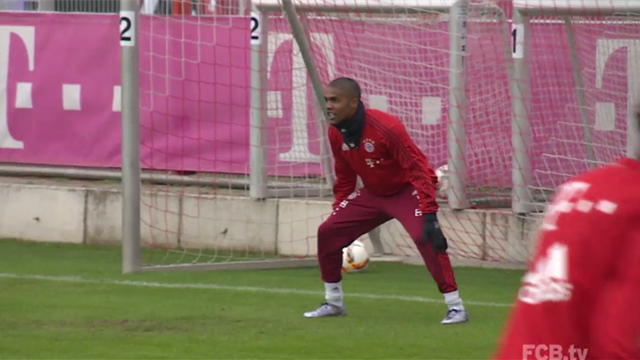 Douglas Costa est aussi un très bon gardien de but