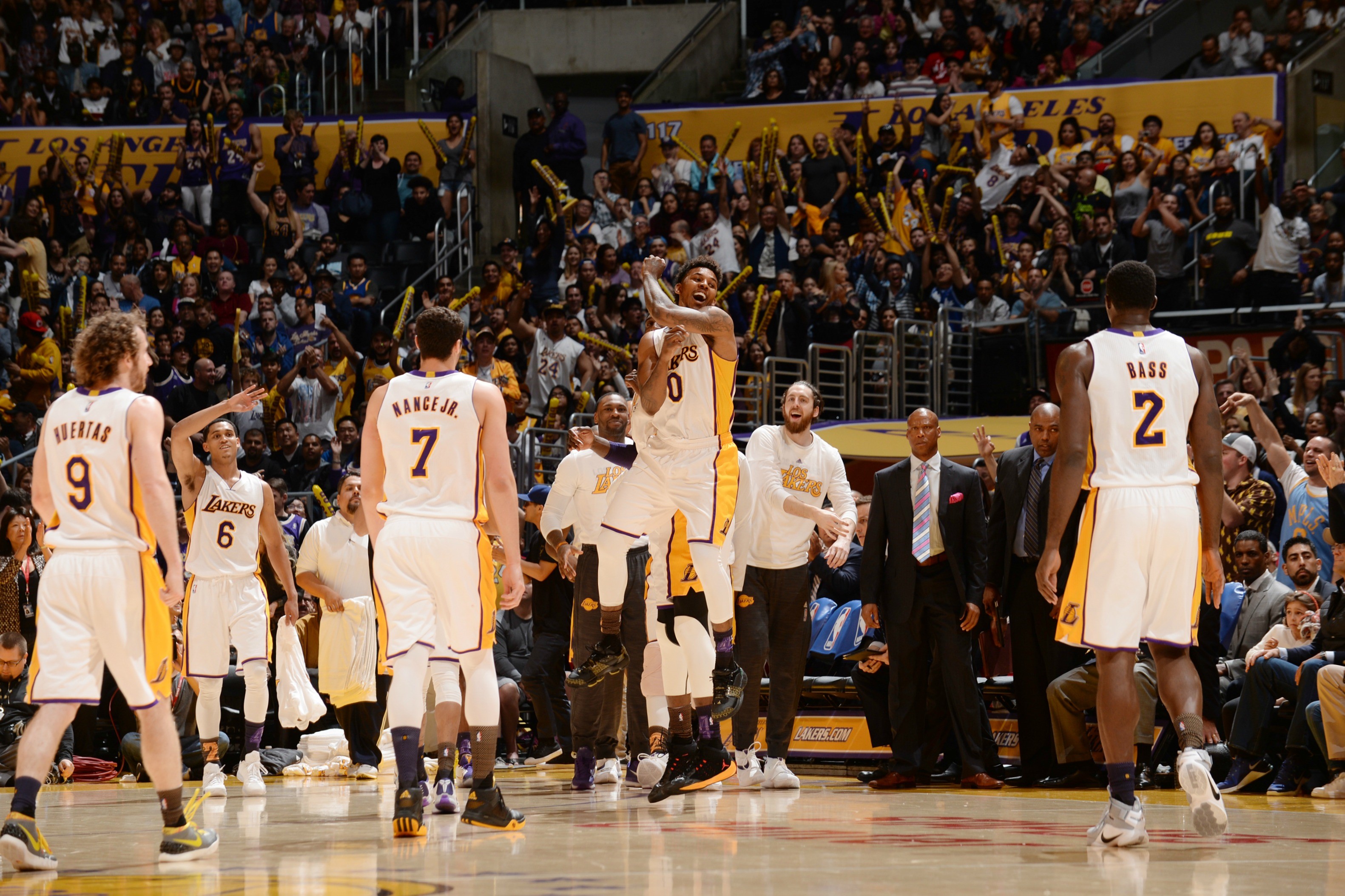 Nick Young célèbre la victoire à l'issue de Lakers - Golden State le 6 mars 2016