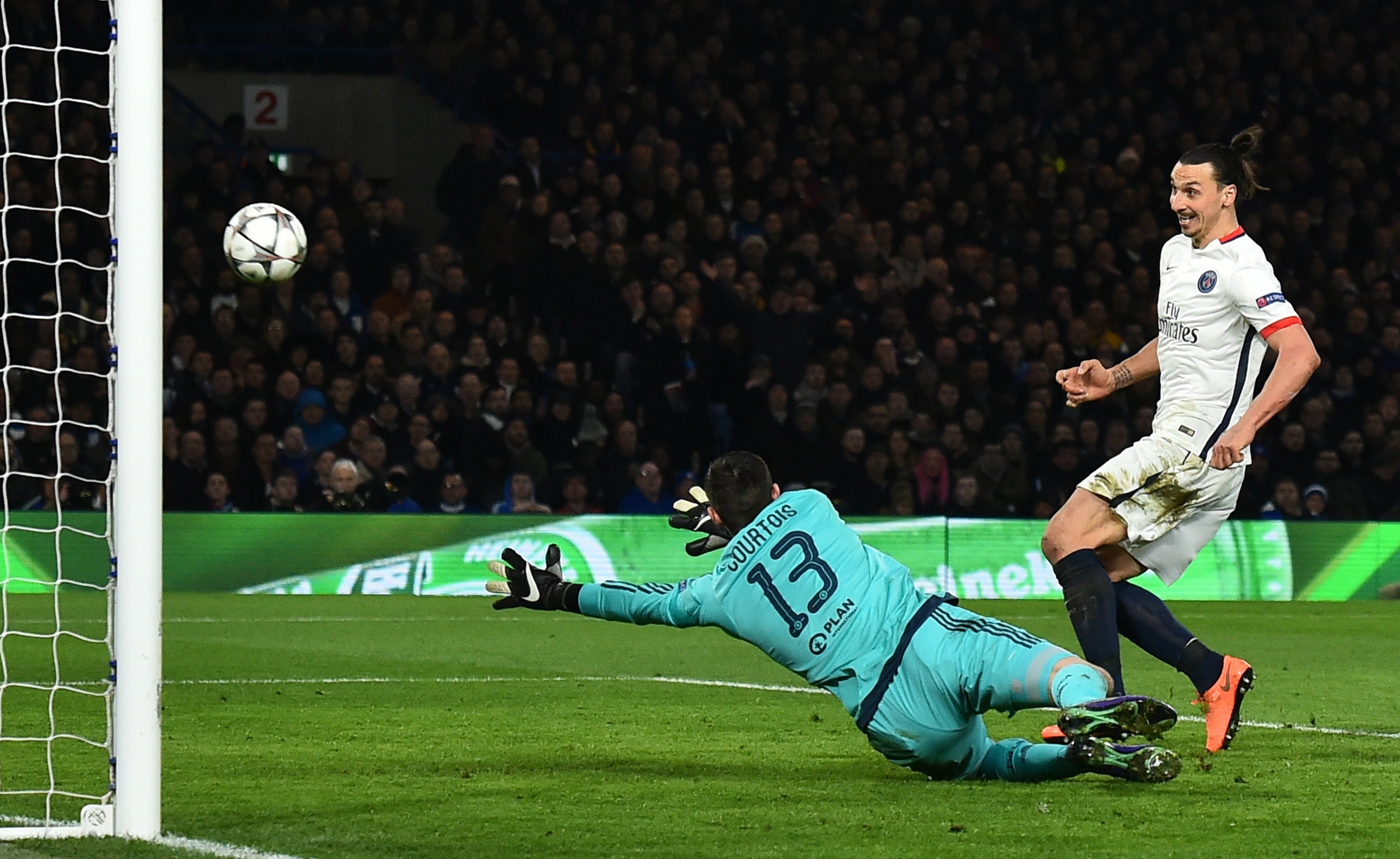 Zlatan Ibrahimovic face à Thibaut Courtois lors de Cheldea - PSG en Ligue des Champions le 9 mars 2016