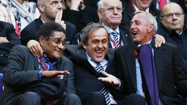 "Le meilleur joueur de tous les temps" : de Platini à Messi, le monde rend hommage à Cruyff