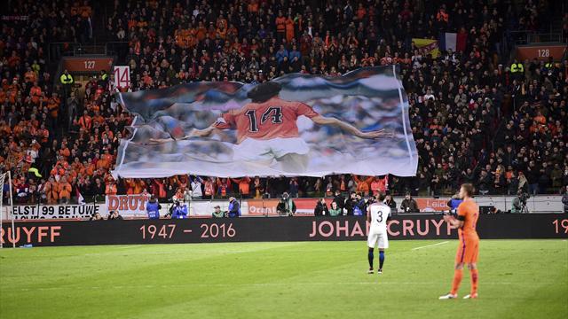14e minute : le temps s'est arrêté et le stade a rendu un vibrant hommage à Cruyff