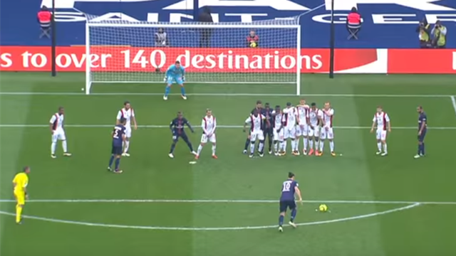Le coup franc supersonique de Zlatan mesuré à 112 km/h