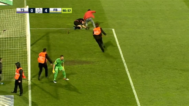 Un supporter se jette sur l’arbitre et le roue de coups lors de Trabzonspor-Fenerbahce