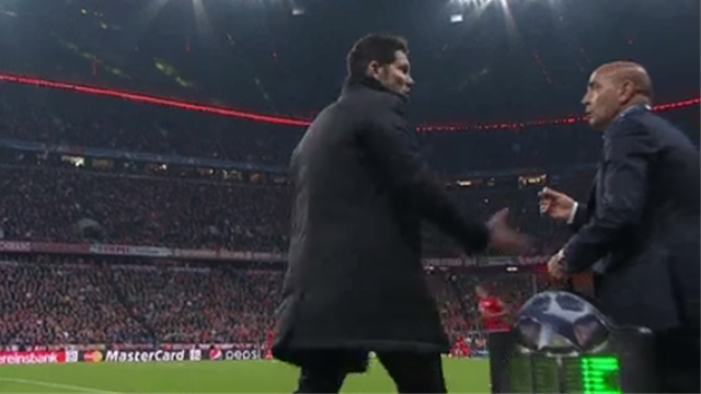Quand Simeone frappe le délégué du club qui se trompe de remplaçant