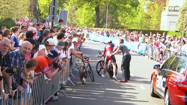 Stefan Kung wipes out security barrier (and fan…) Stefan Kung wipes out security barrier (and fan…)