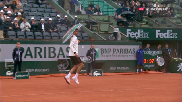La pluie ? Djokovic préfère s’en amuser avec le parapluie d’une spectatrice