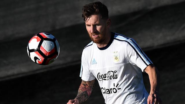 Messi monta el lío por un retraso en el avión de Argentina