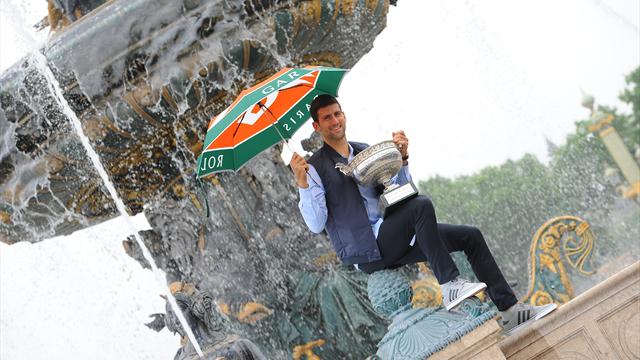 Djokovic célèbre son triomphe dans la capitale avec… son parapluie