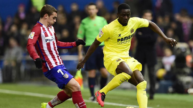 Atletico Madrid's French forward Antoine Griezmann (L) vies with Villarreal's Ivorian defender Eric Bailly