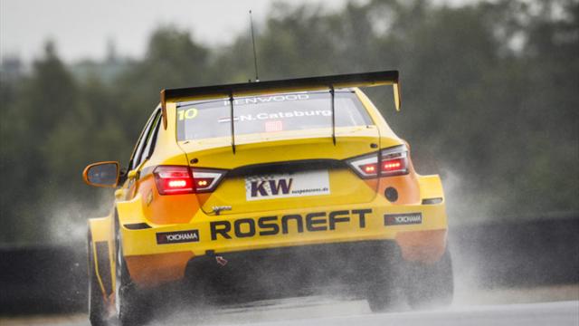 Lada domina bajo la lluvia la clasificatoria en Moscú