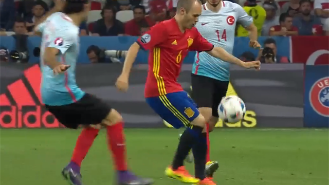 Le coup du sombrero d’Iniesta a envoyé Inan au tapis