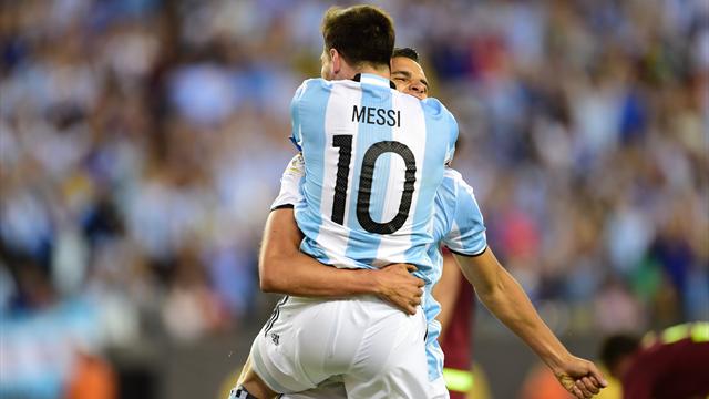L'Argentine poursuit sa route, Messi entre dans l'histoire de son pays