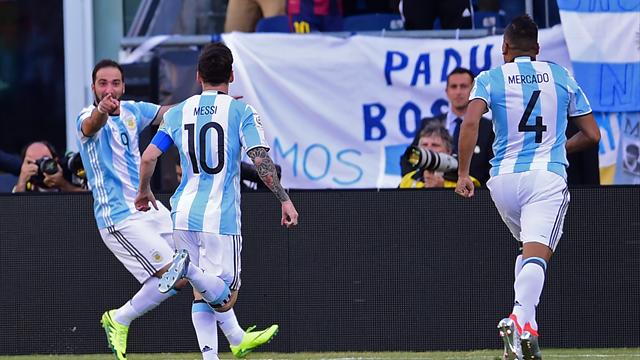 Un caviar et un but pour Messi, un doublé pour Higuain : le résumé de Venezuela - Argentine Un caviar et un but pour Messi, un doublé pour Higuain : le résumé de Venezuela - Argentine