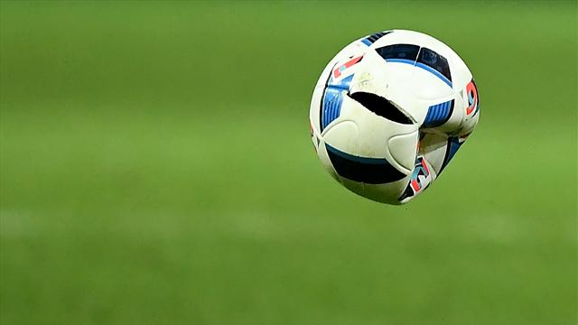 Après la pelouse pourrie et les maillots en toc, le ballon crevé