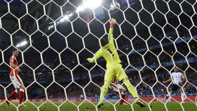 Payet a lui aussi fracassé la barre transversale du gardien suisse