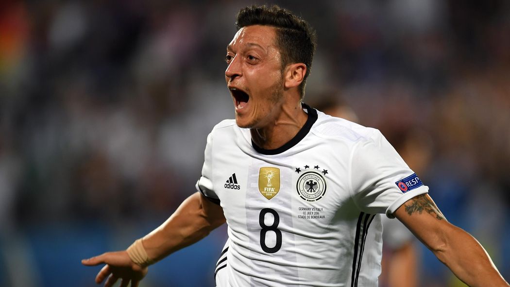 PHOTO MESUT OZIL MERCEDES SLS AMG 