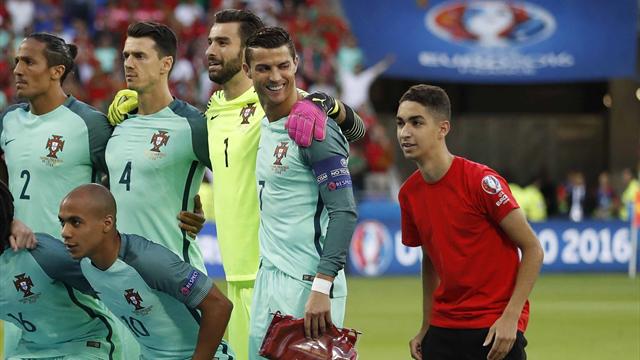 L’invité surprise : un ramasseur de balle s’incruste à côté de Ronaldo sur la photo du Portugal