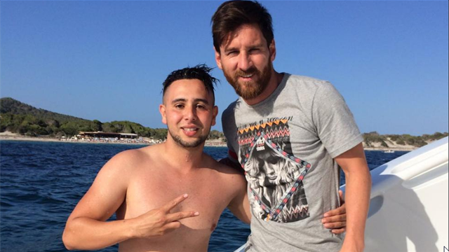 A Ibiza, ce fan a nagé un kilomètre pour un selfie avec Messi !
