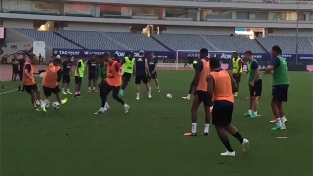 Rooney prend deux petits ponts et ça fait bien rire ses coéquipiers