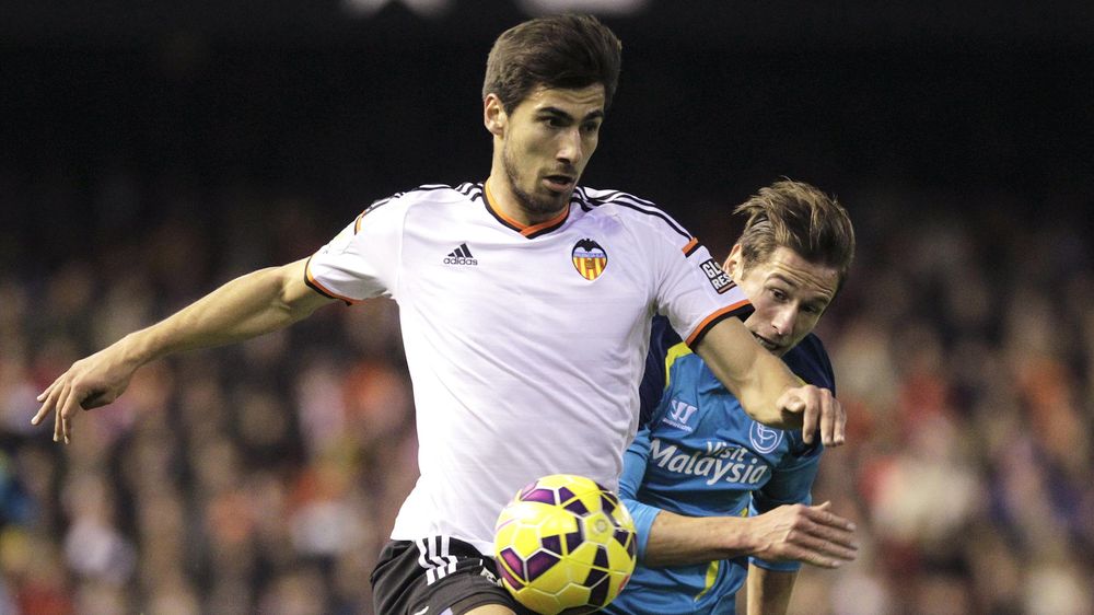 Valencia's Andre Gomes (front) and Sevilla's Grzegorz Krychowiak fight for the ball