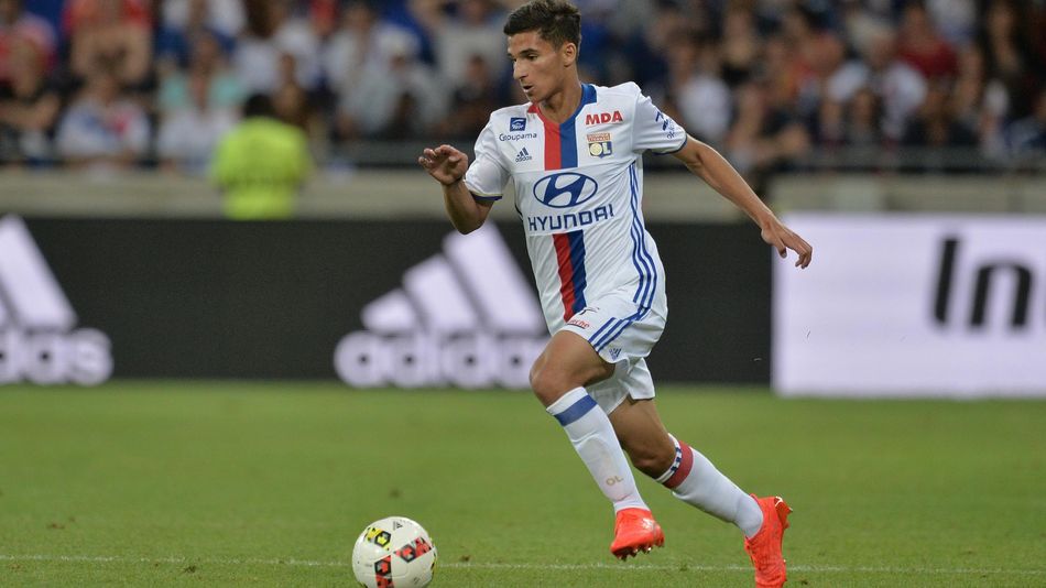 Houssem Aouar contre Benfica