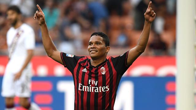 Un triplé de Bacca sauve l’AC Milan pendant que l’Inter coule au Chievo
