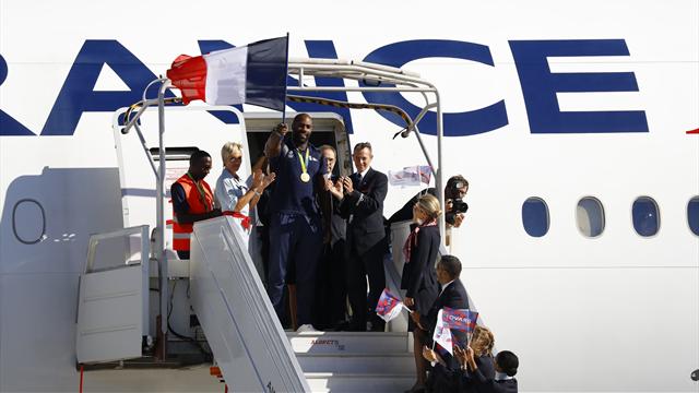 Médailles autour du cou, les stars françaises ont atterri à Roissy