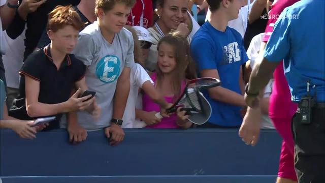 Wawrinka passe ses nerfs sur sa raquette… avant de l’offrir à une fan