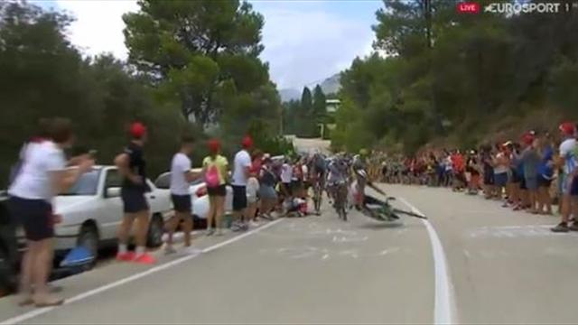 La Vuelta 2016: Un espectador imprudente tiró a un ciclista La Vuelta 2016: Un espectador imprudente tiró a un ciclista