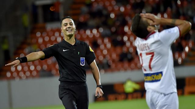 Pour obtenir des penalties, la Ligue 1 a-t-elle encore besoin d’un coup de main ?