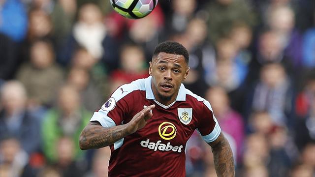 Premier-League-Profi wegen schwulenfeindlicher Tweets für vier Spiele gesperrt