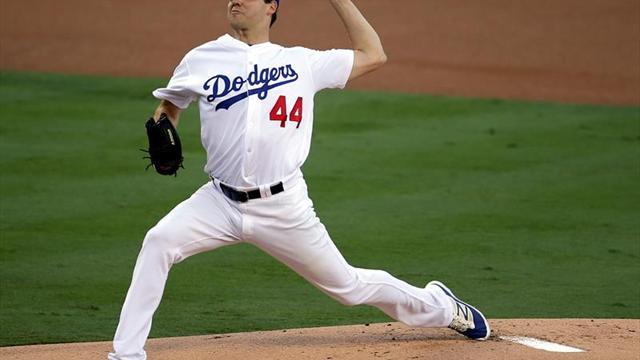 6-0. Hill supera a Arrieta, Grandal pega jonrón y dan ventaja a Dodgers