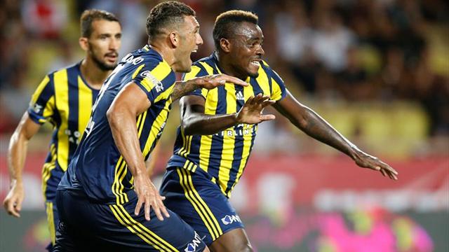El avión del Fenerbahçe aterriza de emergencia tras romper un ave un cristal
