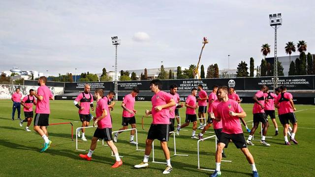 El Valencia entrenó con camiseta rosa en apoyo a lucha contra cáncer de mama