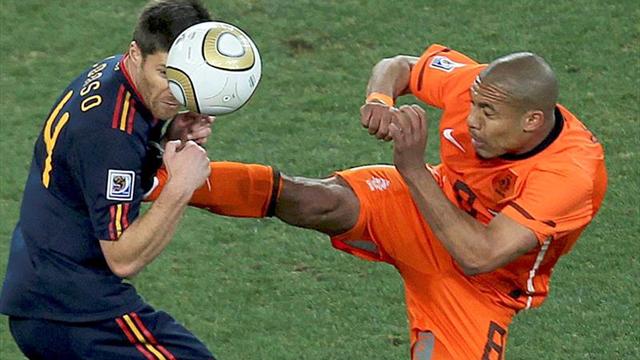 El árbitro Webb reconoce que la entrada de De Jong a Alonso merecía la roja