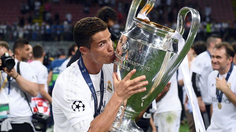 Cristiano Ronaldo embrasse le trophée de la Ligue des champions.