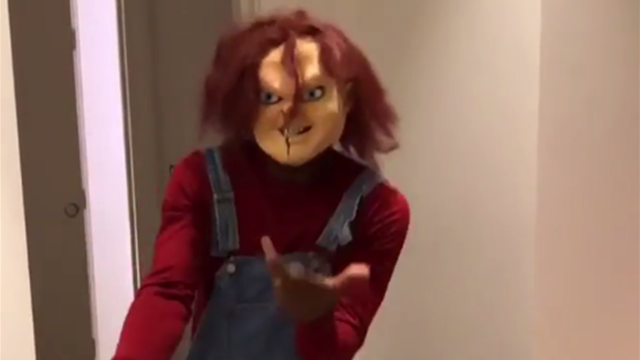 Déguisé en Chucky, Evra danse pour fêter Halloween