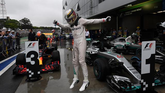 Schumacher ve Prost'u geçti